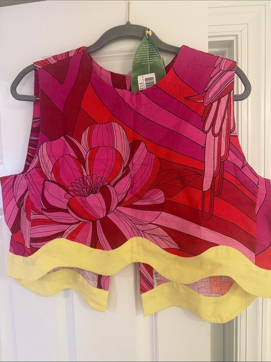 FARM Rio Tops - NWT FARM Rio Pink and Red Floral Crop Top with Yellow Scallop Hem Sz M